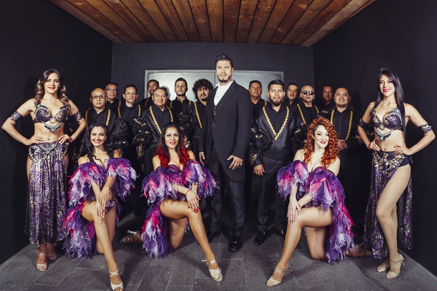 Elenco y vestuarios